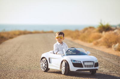 De voordelen van het bezitten van een elektrische kinderauto